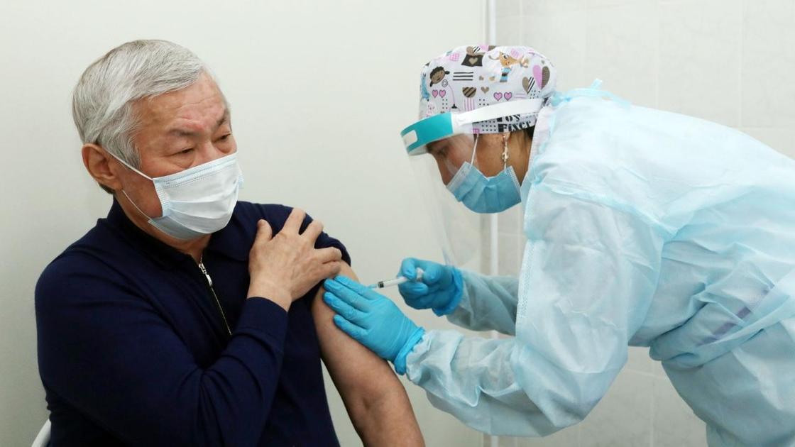 Бердибек Сапарбаев привился казахстанской вакциной