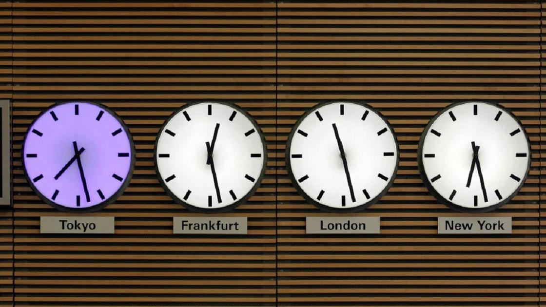 Часы, идущие по разному времени, на стене