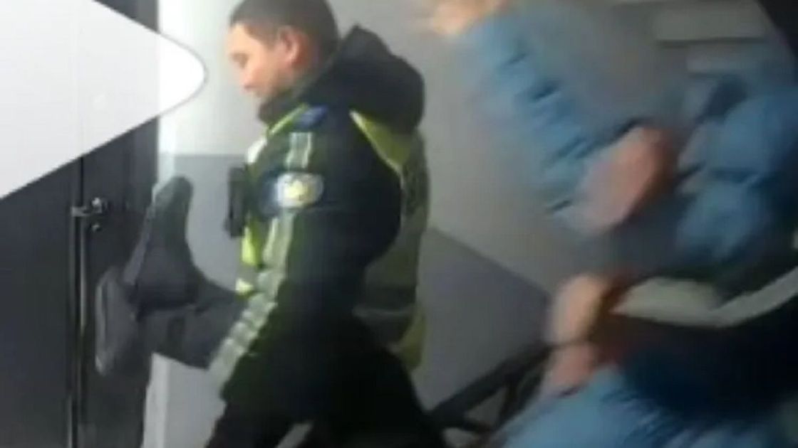 Полицейские выносили пенсионерку в Атырау