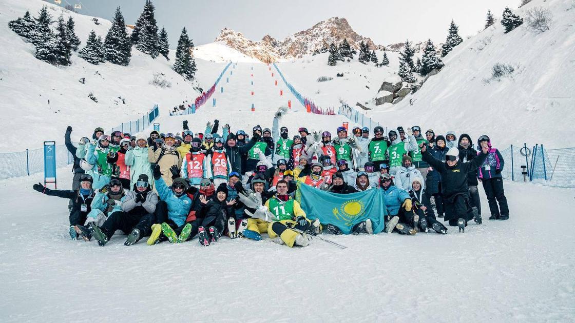 Участники юниорского ЧМ по фристайлу в Алматы 2025 года