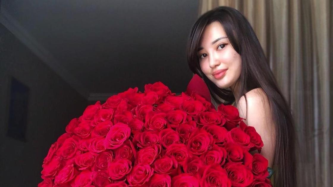 Сабина Алтынбекова держит в руках букет цветов