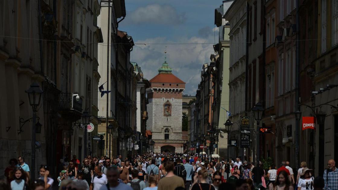 Толпа на улице в Кракове