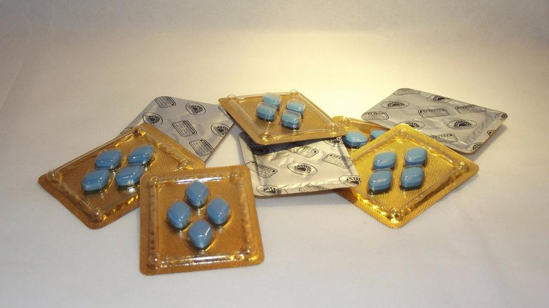 Голубые таблетки в упаковке