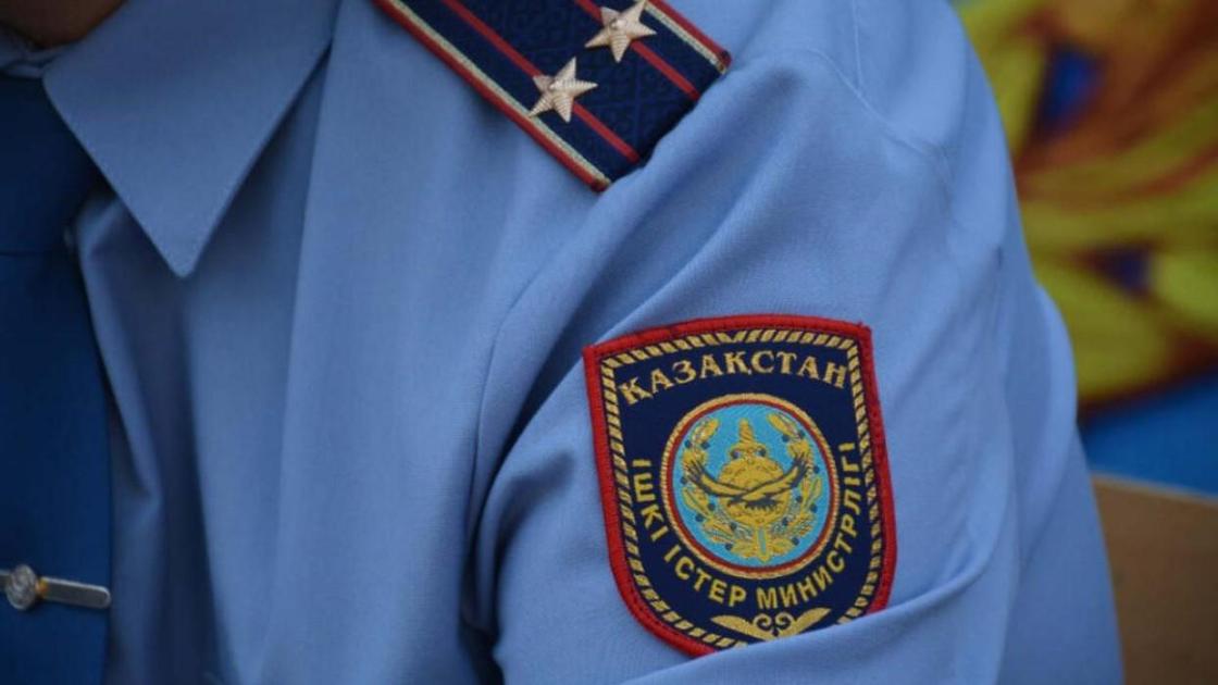 Сотрудник полиции в форме