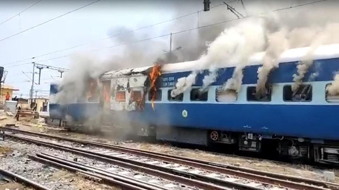 Протестующие подожгли вагоны поезда