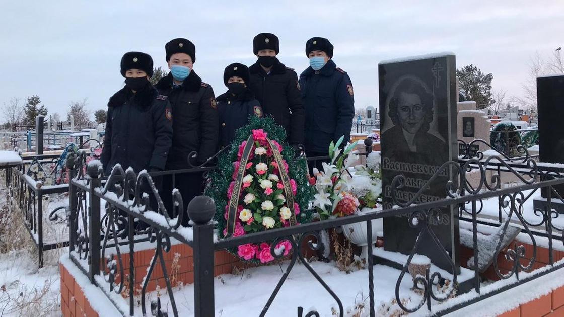 Сотрудники посетили могилу погибшей коллеги в Кокшетау