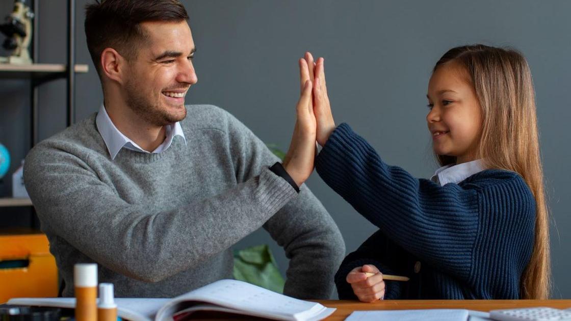 Учитель и его ученица радуются успеху