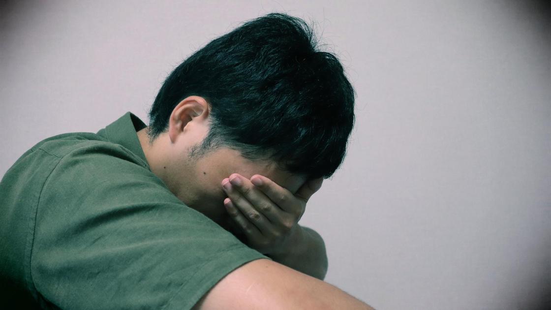 Расстроенный мужчина