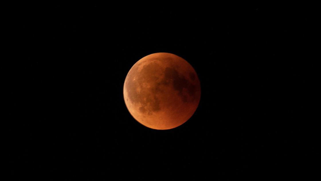 Луна, окрашенная в красный цвет