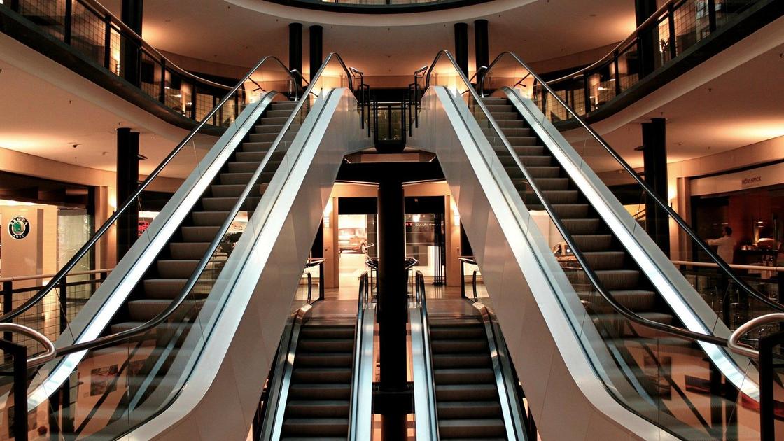 Эскалатор установлен в торговом центре