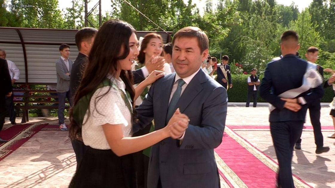 Аким Шымкента танцует вальс