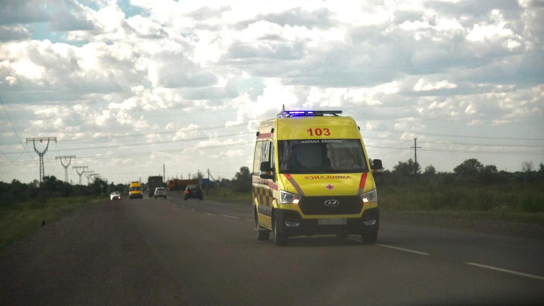 Машина скорой помощи на месте аварии в Карагандинской области