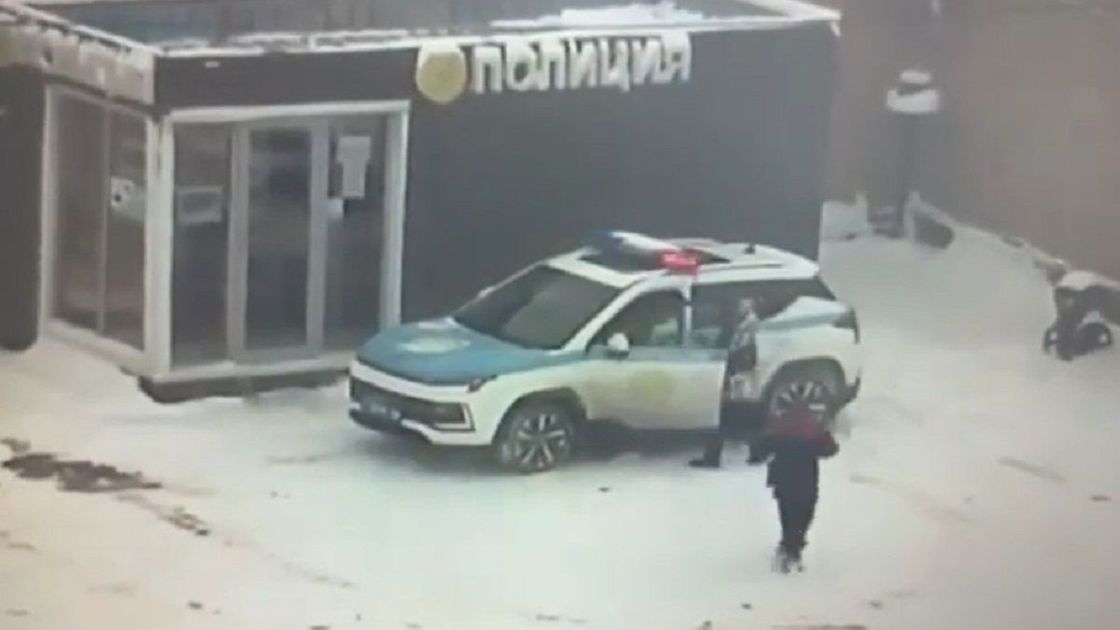 Ребенок подходит к полицейским в Таразе