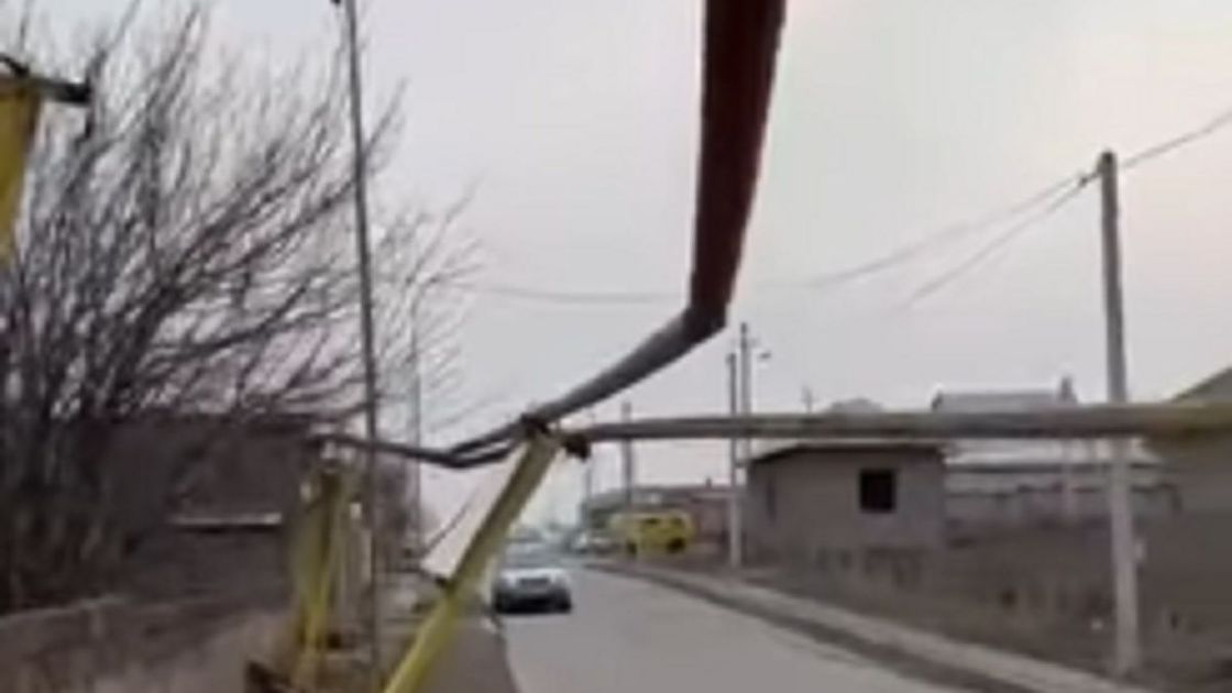 Поврежденная после ДТП труба