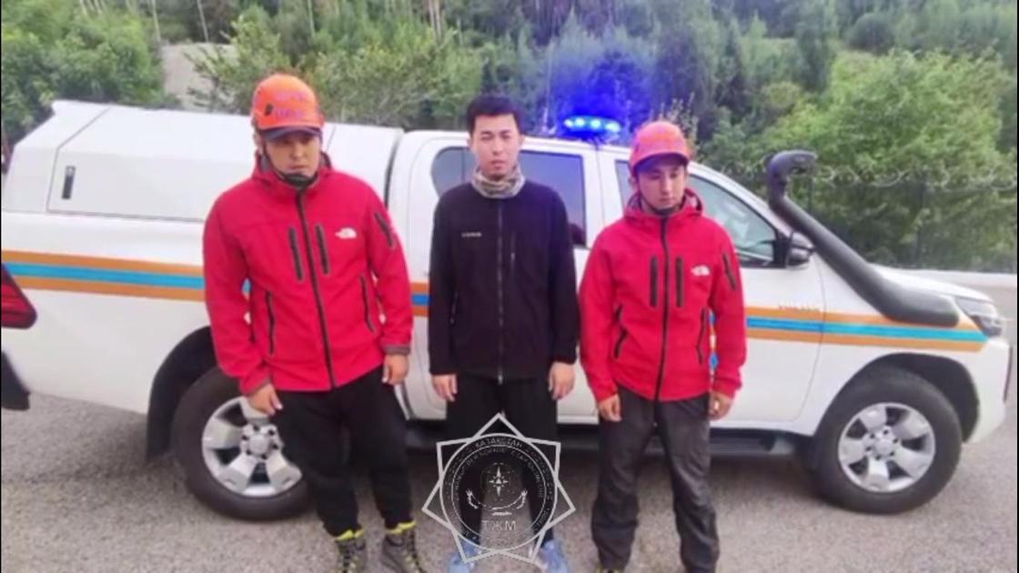 Пострадавший мужчина и спасатели