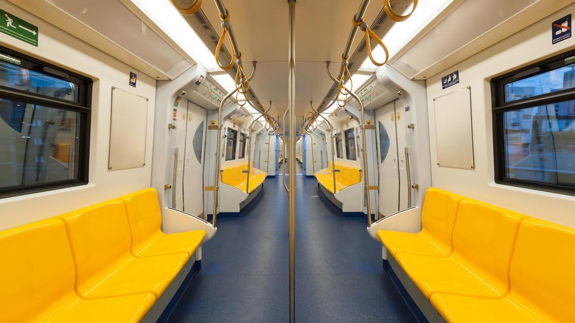 Вагон метро с желтыми сиденьями