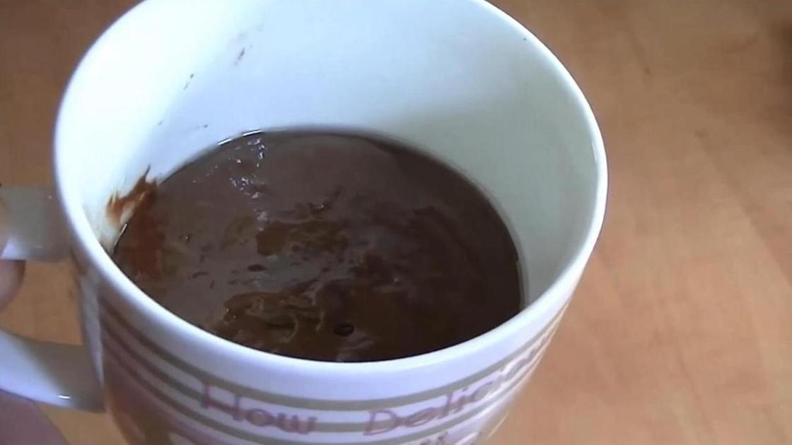 В кружку заливают тесто