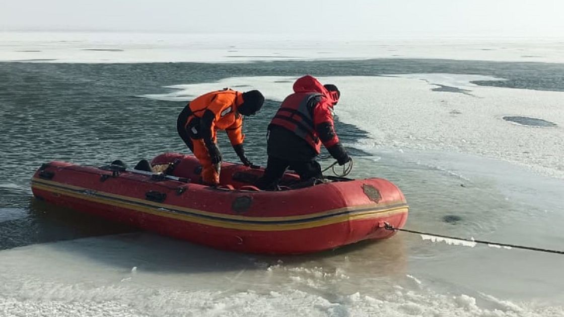 Авто ушло под лед в Карагандинской области