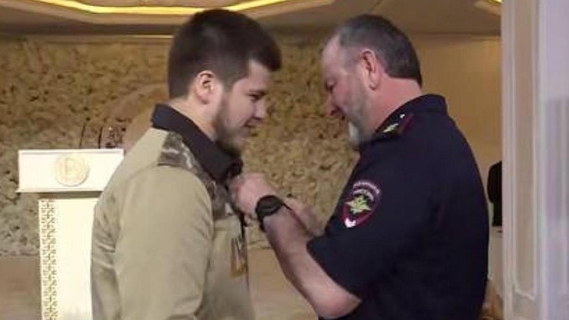 Вручение медали Кадырову