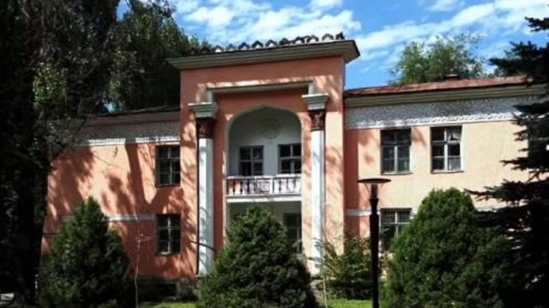 Здание железнодорожной больницы в Алматы