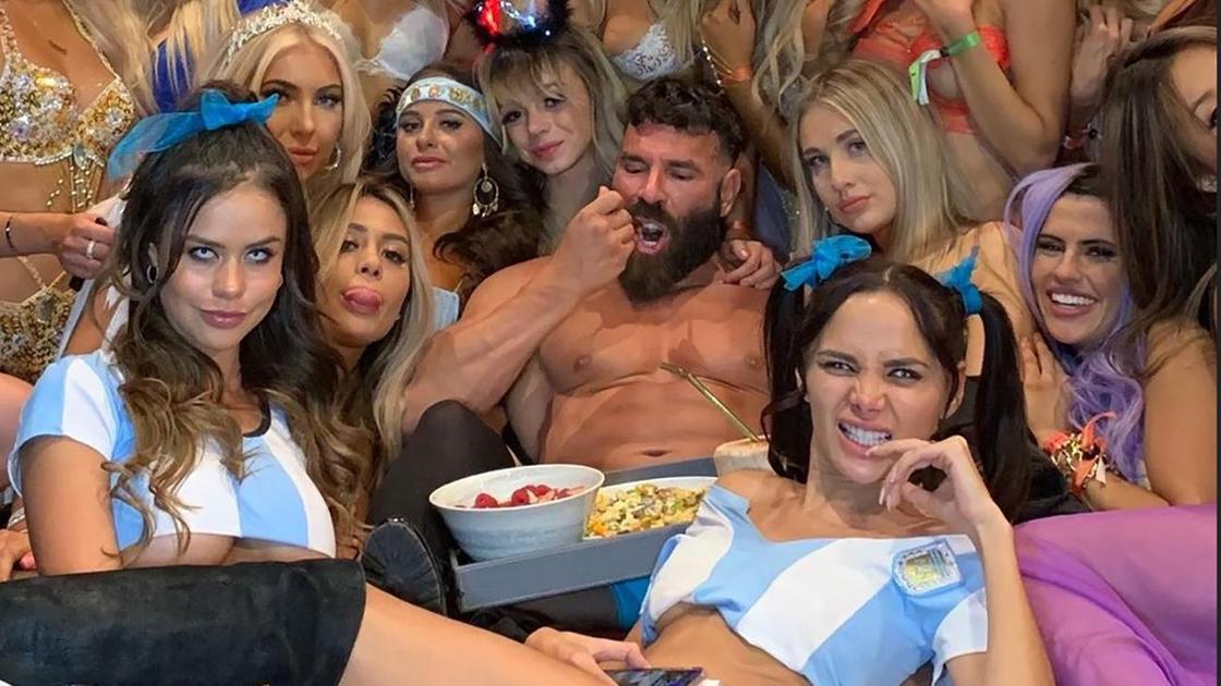 "Король" Instagram Дэн Билзерян ест в окружении девушек