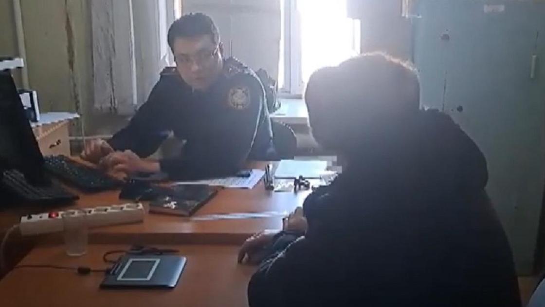 Подозреваемый у следователя в Карагандинской области