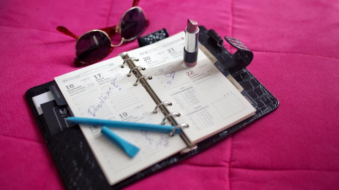 ежедневник, очки, помада и ручка