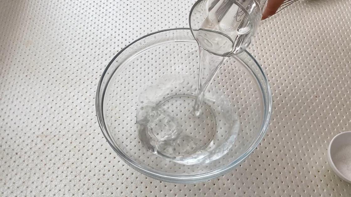 Вода в миске