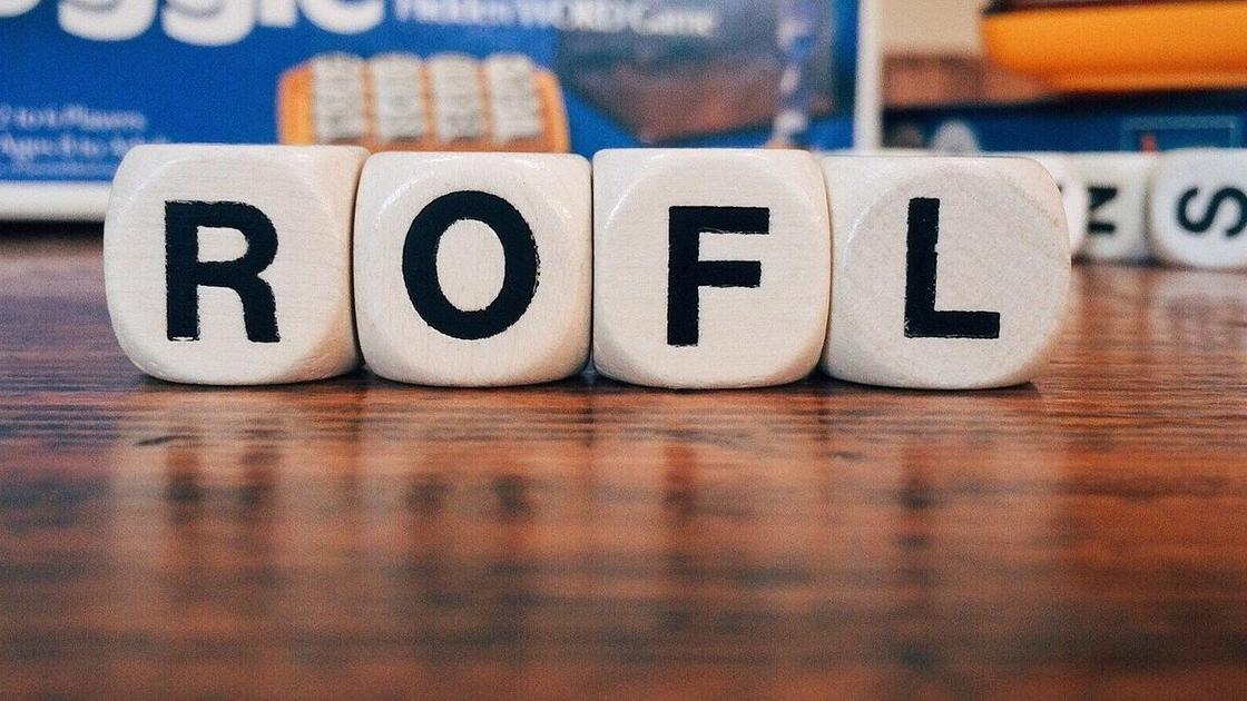 Слово rofl выложено буквами, написанными на кубиках