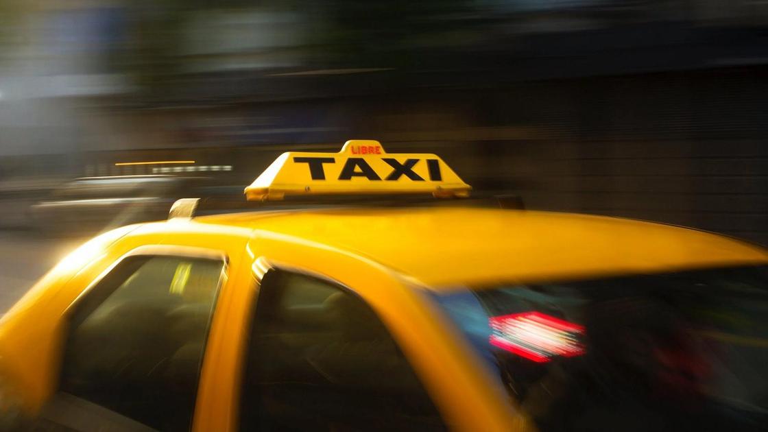 Такси едет по улице