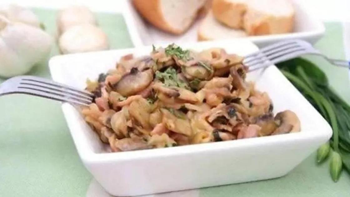 Салат с грибами и курицей Салат с грибами и курицей
