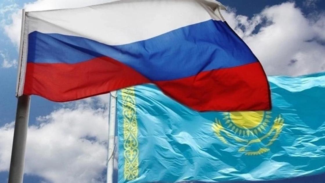российский и казахстанский флаг