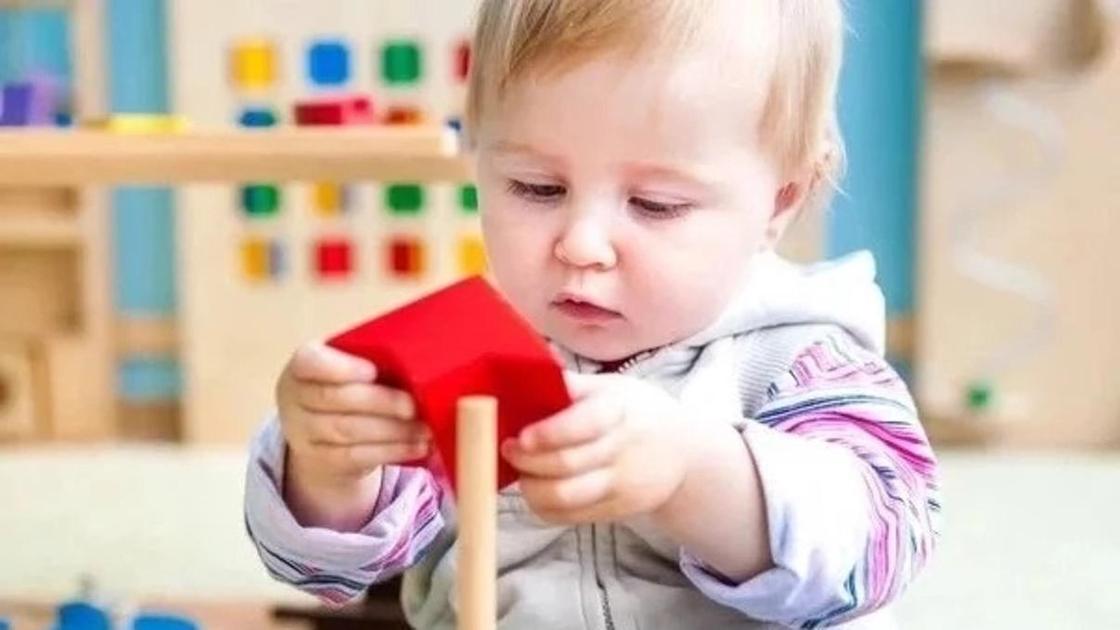 ребенок с игрушкой ребенок с игрушкой