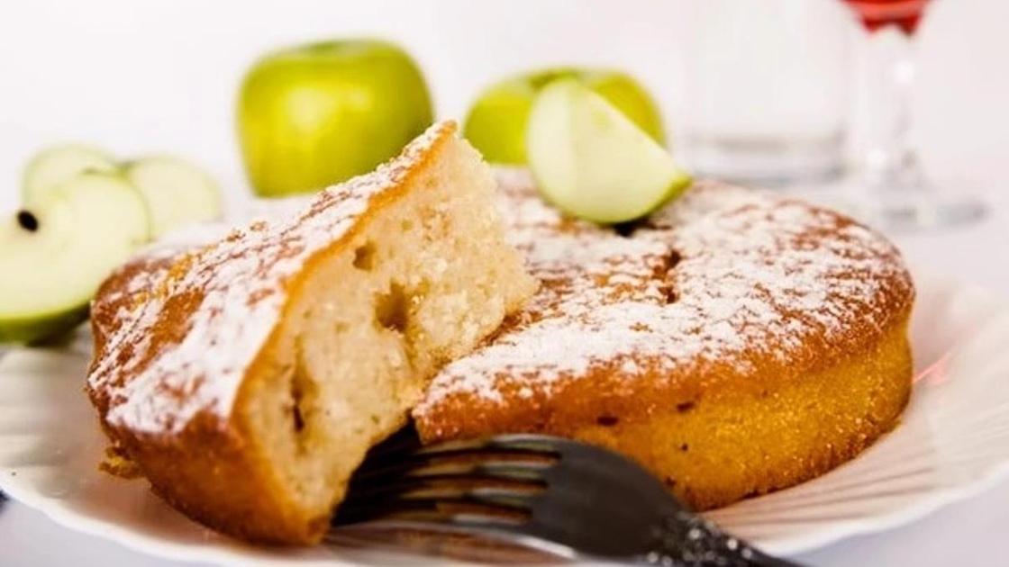 Рецепт шарлотки с яблоками, медом и корицей NUR.KZ