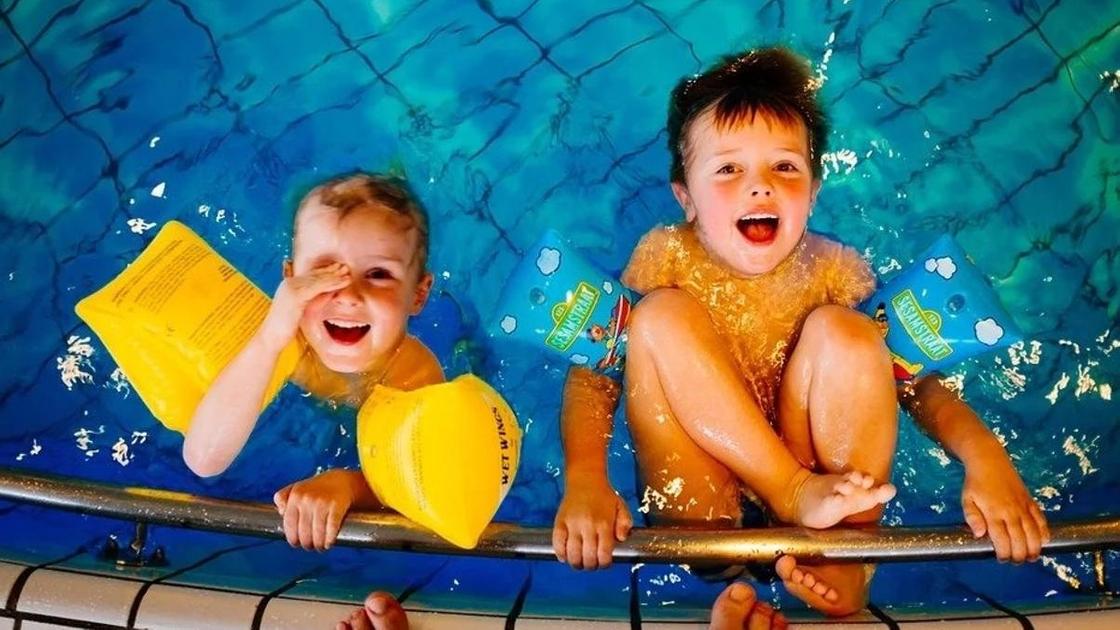 дети в бассейне