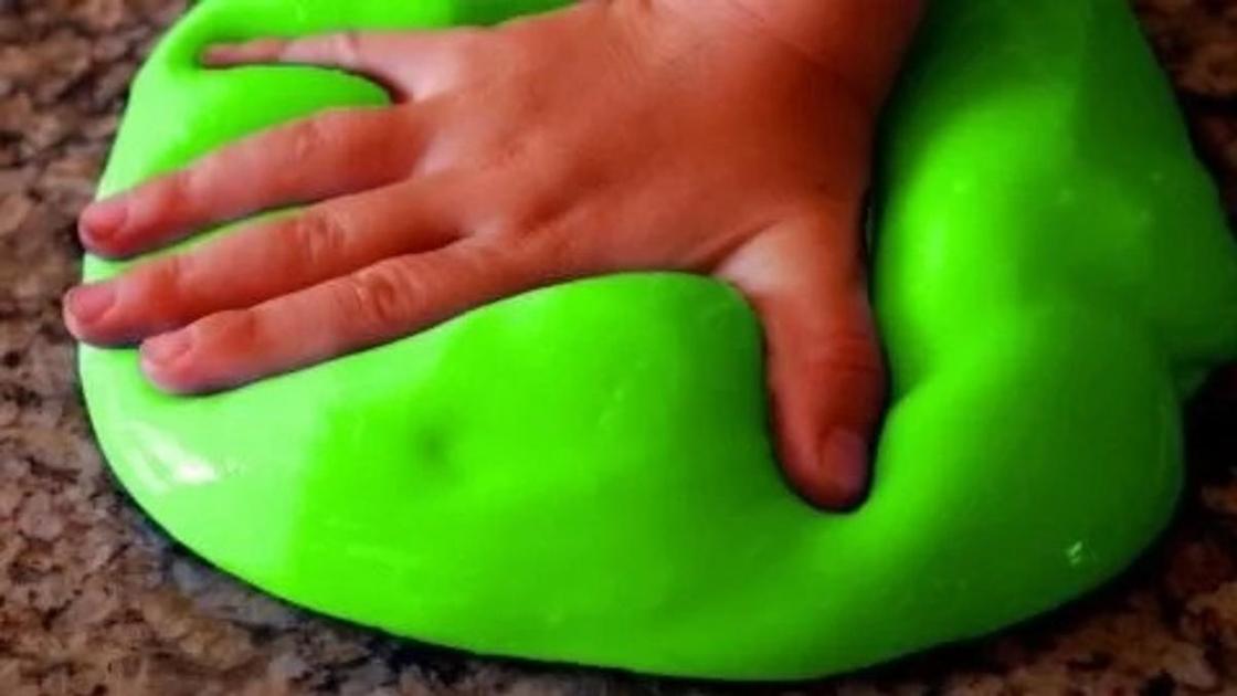 детская рука на слайме детская рука на слайме