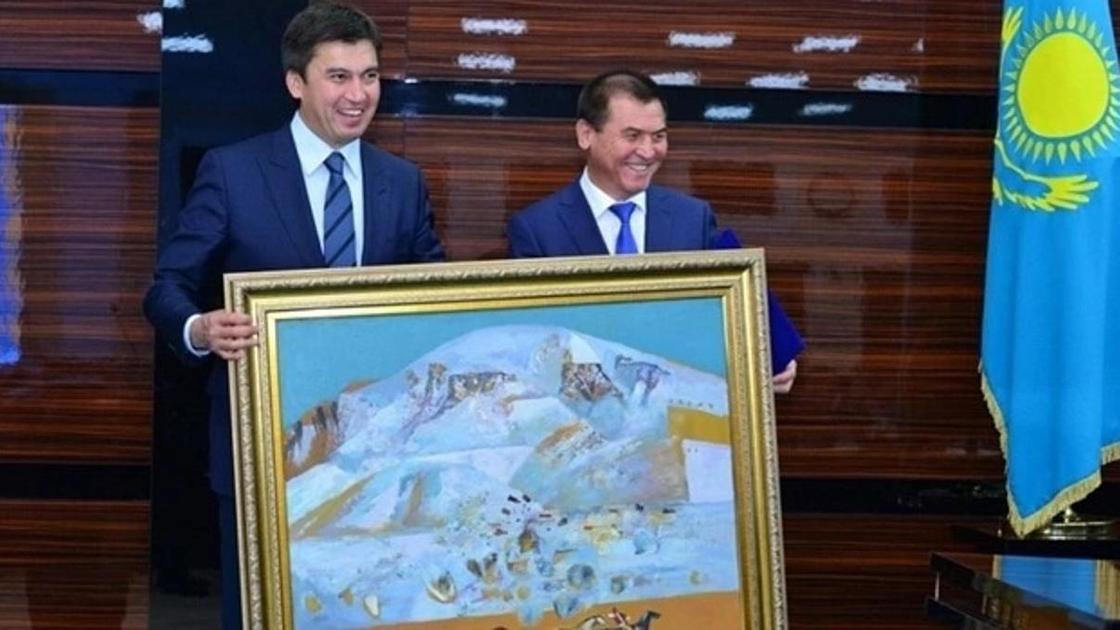 Депутаты гормаслихата Шымкента поздравили Нурлана Бекназарова с победой на выборах в сенат парламента