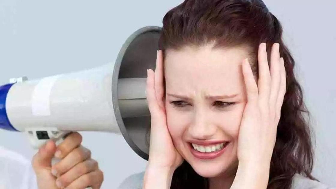 девушка закрывает уши девушка закрывает уши
