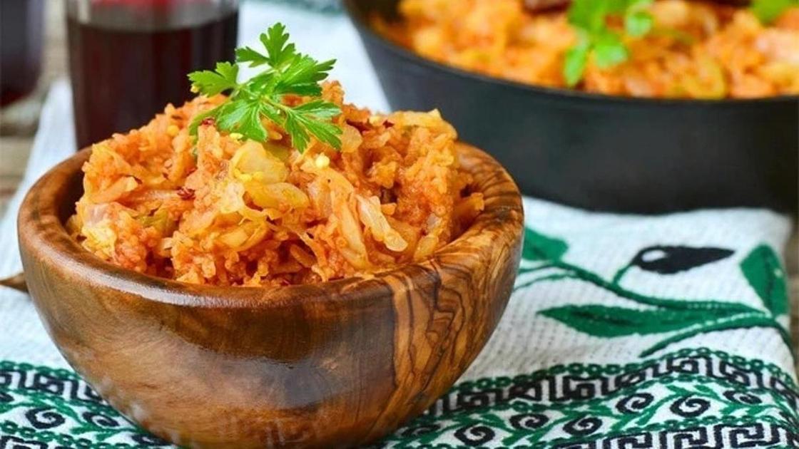 Как тушить капусту с мясом и томатной пастой