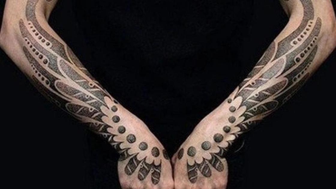 татуированные руки