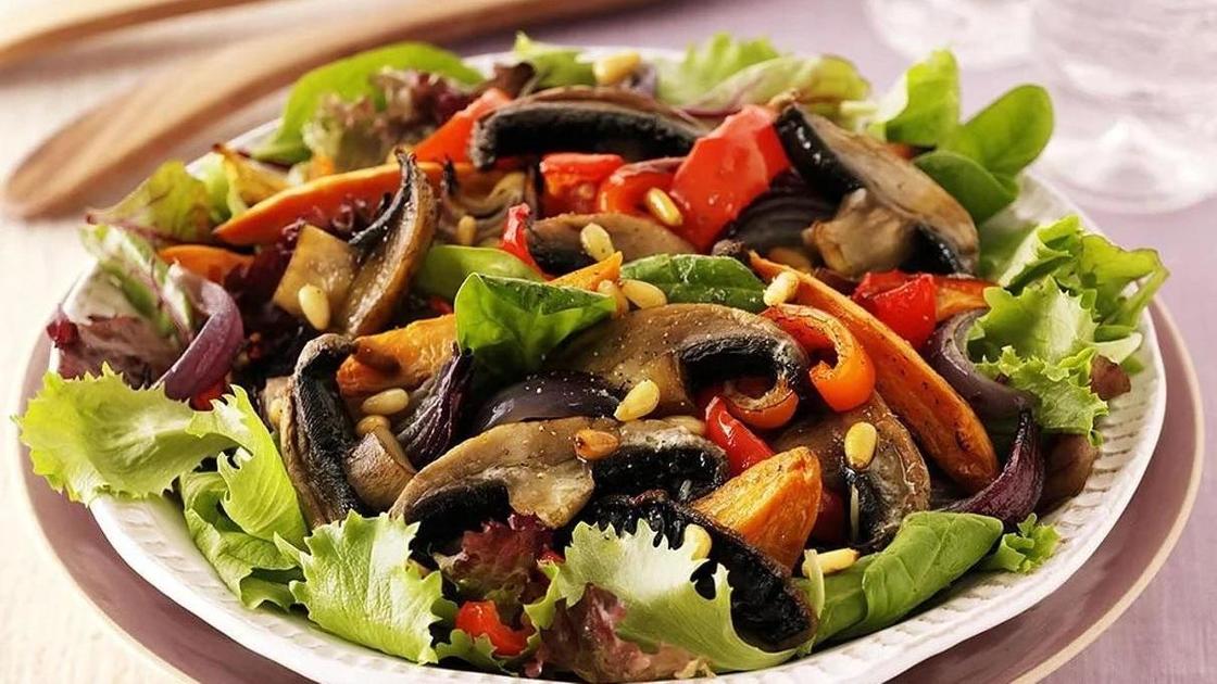 Теплый салат со спаржей и грибами Теплый салат со спаржей и грибами