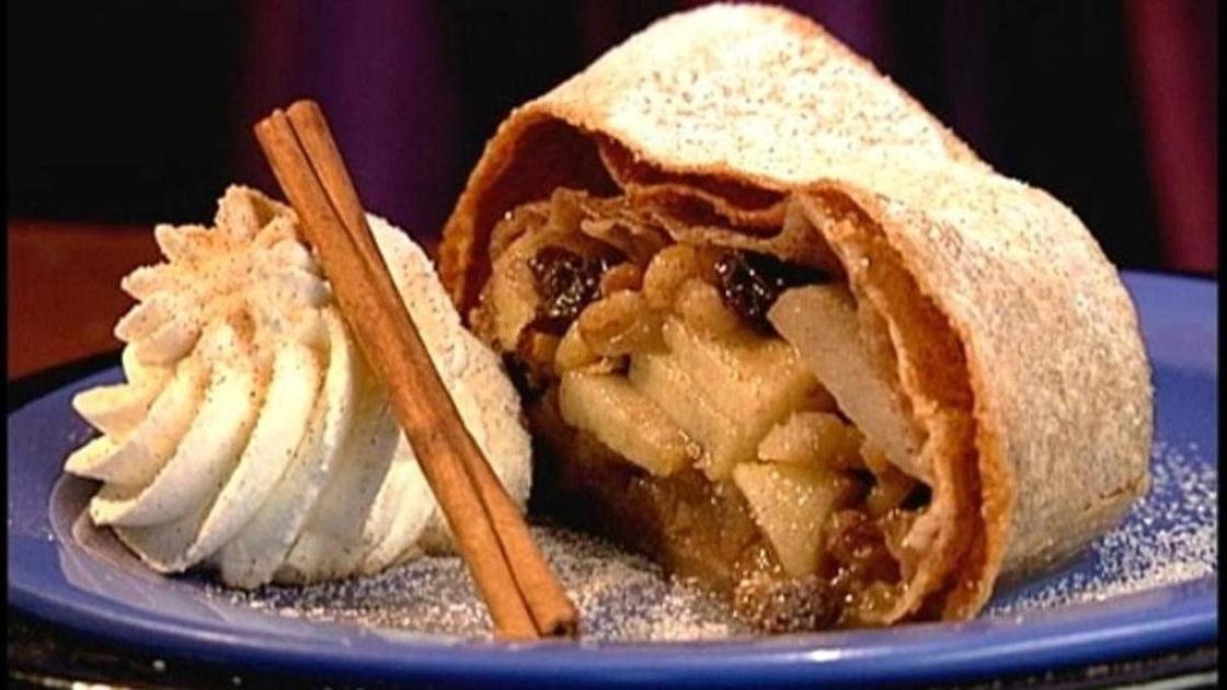 Штрудель с яблоками, изюмом и корицей Штрудель с яблоками, изюмом и корицей
