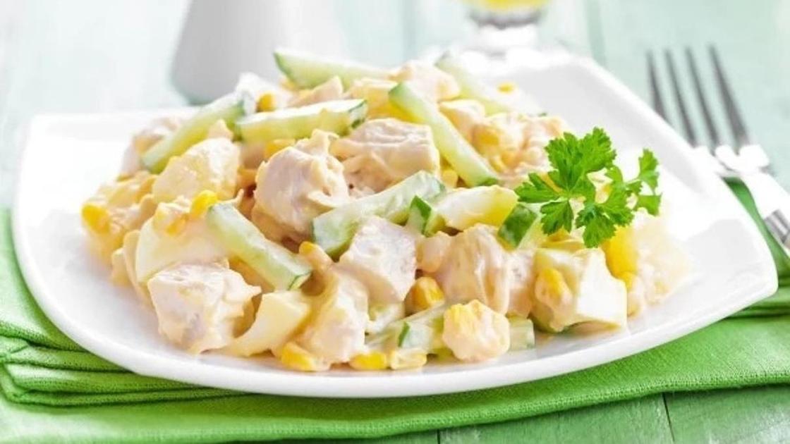 Салаты из копченой курицы и корейской моркови Салаты из копченой курицы и корейской моркови