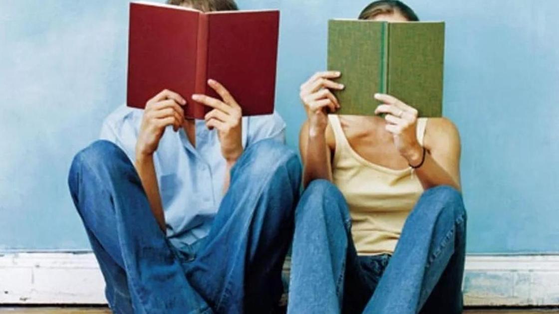 Мужчина и женщина читают Мужчина и женщина читают
