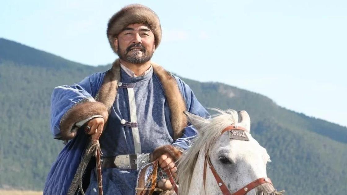 мужчина в национальной казахской одежде