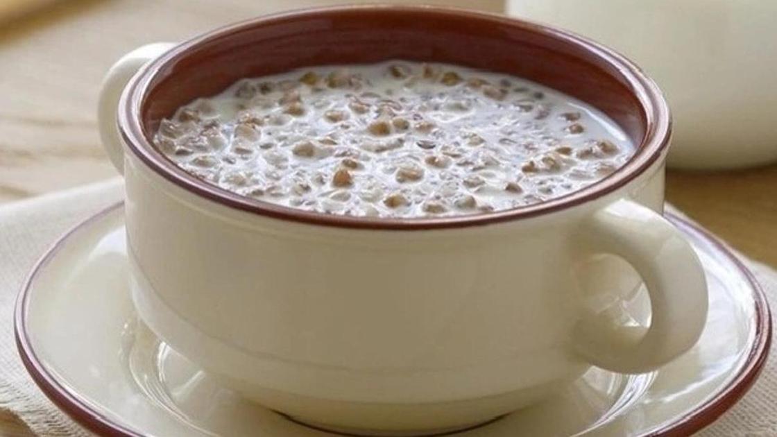 Гречневая каша с молоком в миске