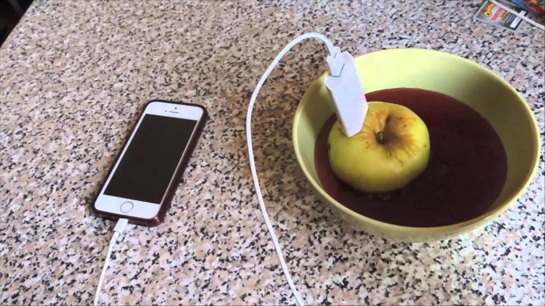 Айфон заряжается от яблока