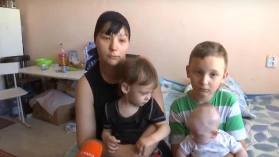 Виктория Хусаинова с тремя детьми