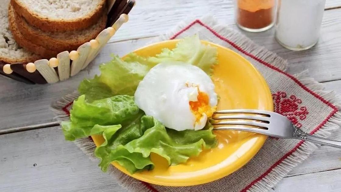 Яйцо пашот варят минут. Яйцо пашот. Яйцо пашот в микроволновке. Форма для приготовления яйца пашот. Яйцо пашот от Джейми Оливера.