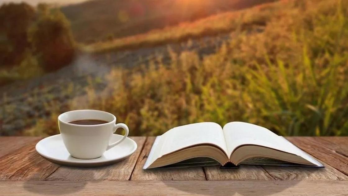 раскрытая книга и чашка кофе раскрытая книга и чашка кофе